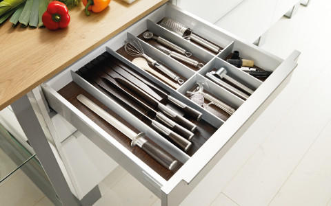 offene Schublde Besteck Messer