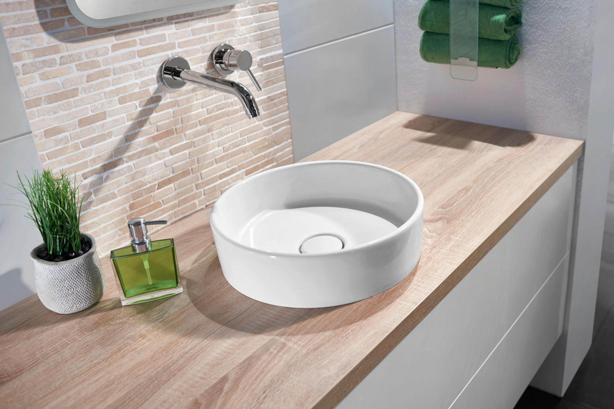Weißes rundes Waschbecken in einem modernen Badezimmer
