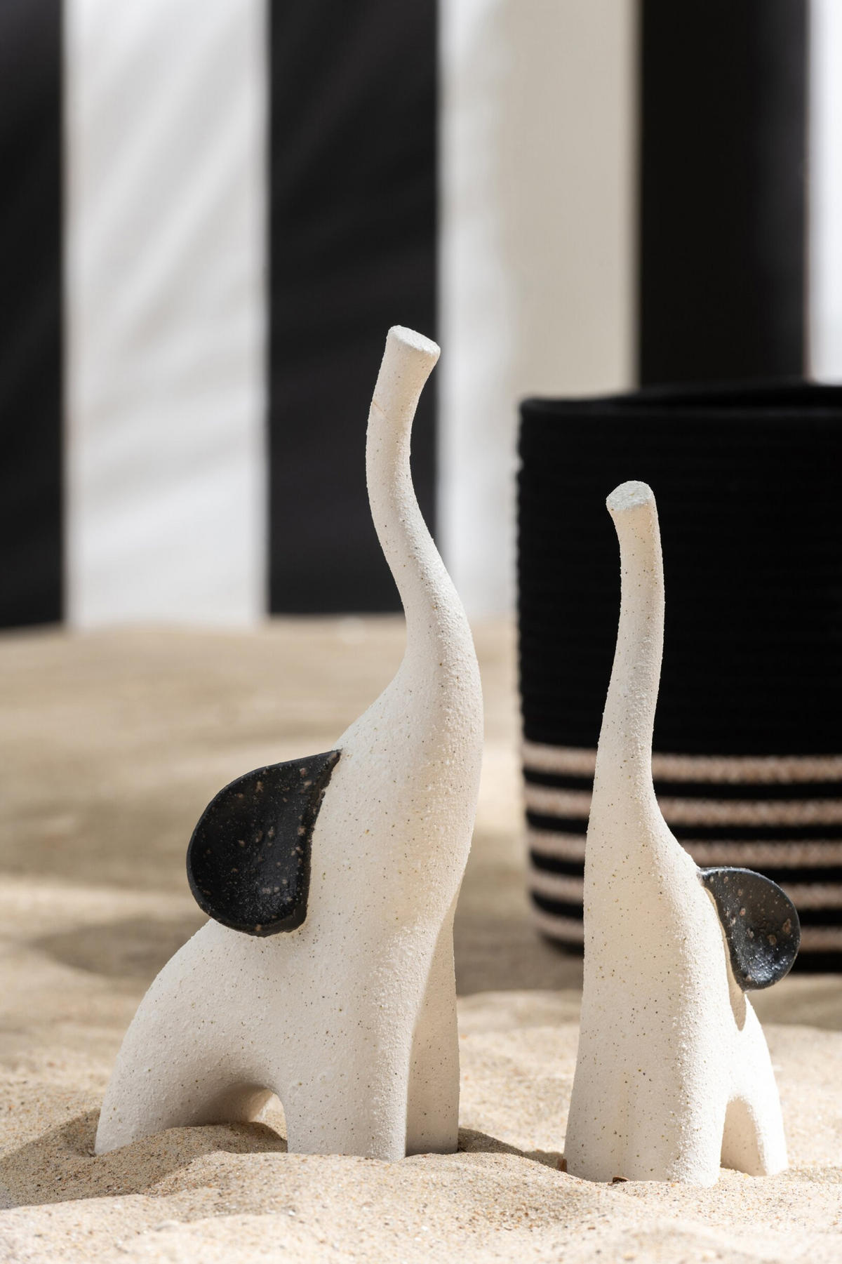 DEKOOBJEKT ELEFANT MODERN Weiß - Weiß, Keramik (11.5/30.5/13cm) - J-Line