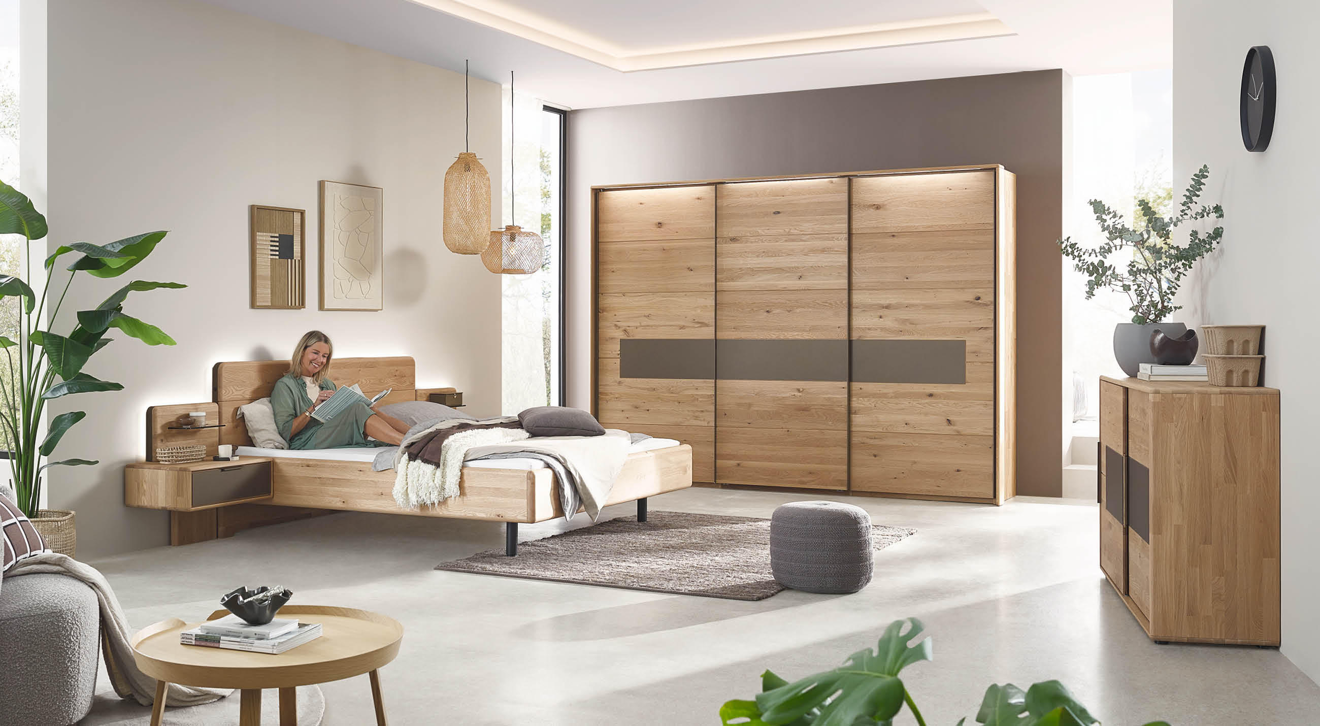 Schlafzimmeransicht mit einem Bett, einer Dresser und einem Holzschrank mit integrierten Licht.