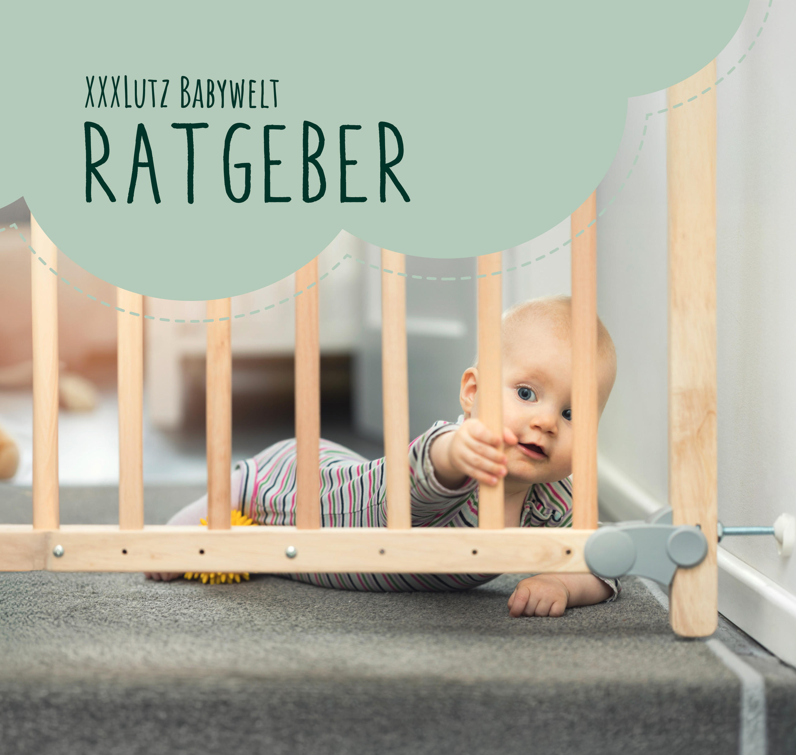 Ein Baby liegt auf dem Bauch hinter einem hölzernen Treppenschutzgitter und greift mit der Hand durch die Gitterstäbe. Links im Bild steht in einer grünen Sprechblasen-Grafik ‚XXXLutz Babywelt Ratgeber‘.