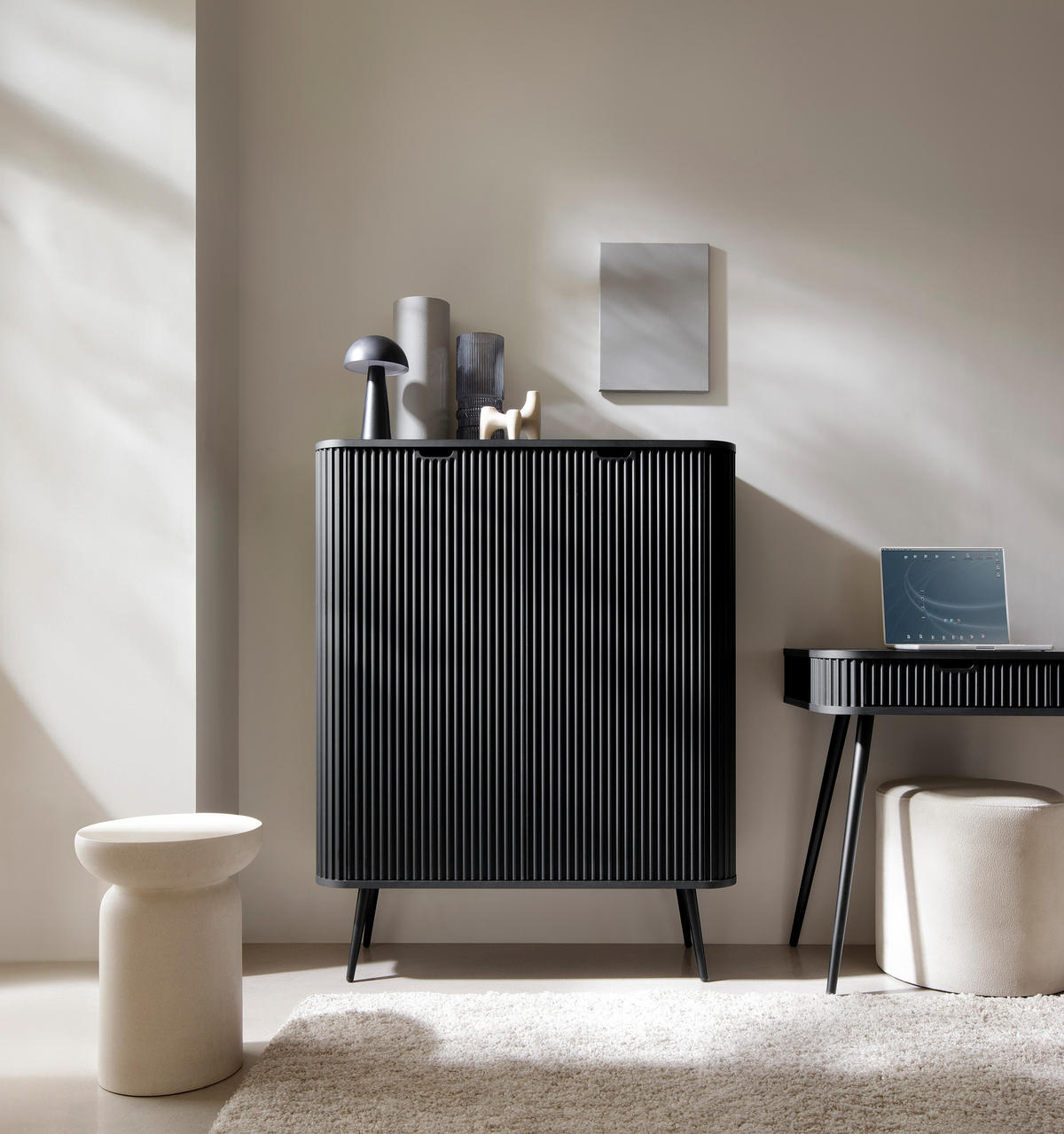 HIGHBOARD Salvia 2T Schwarz 103/129/39 cm – mit geriffelten Fronten und hohen Beinen - Schwarz, Holzwerkstoff/Metall (103/129/39cm) - AX Living