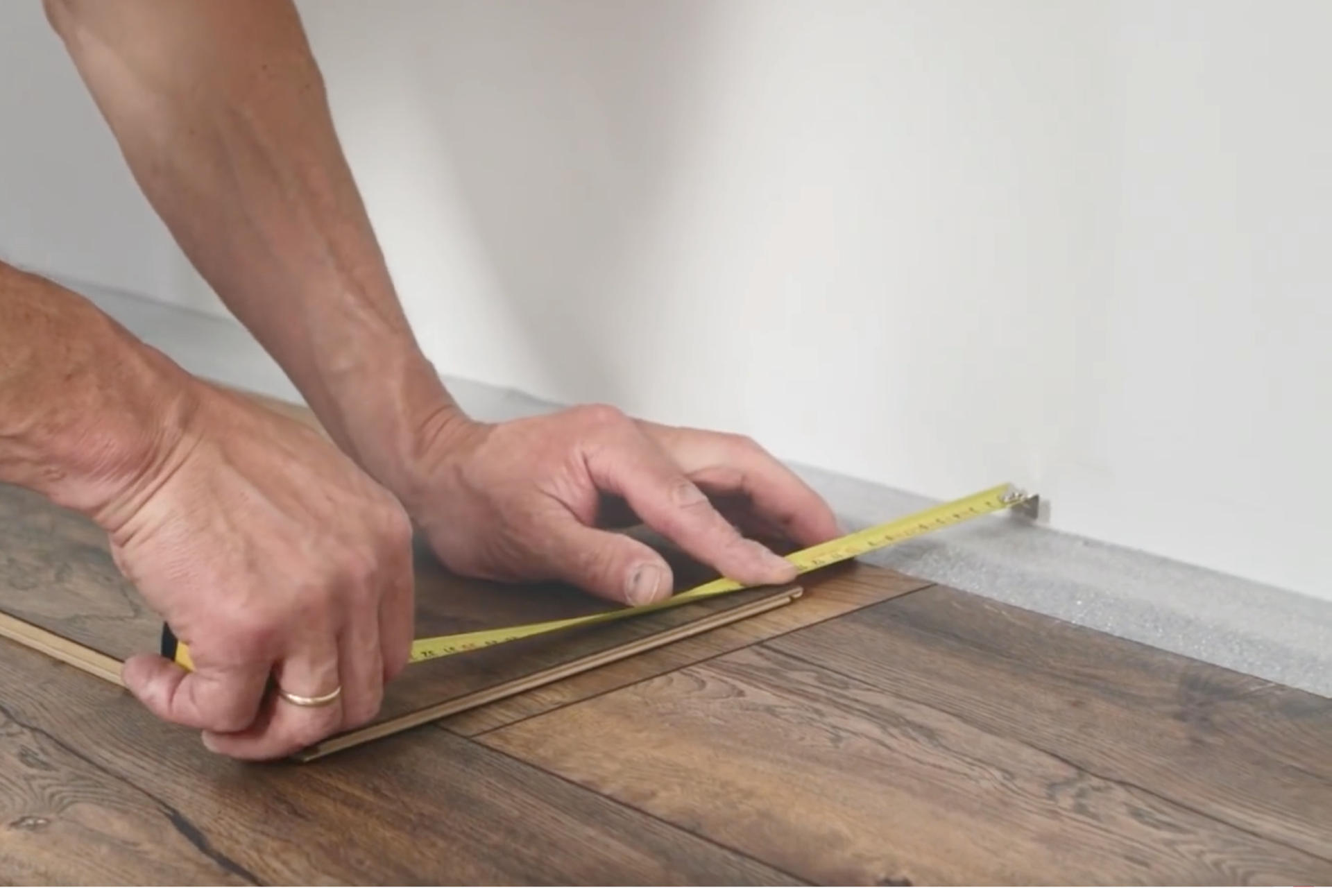 Abmessen des RandstÃ¼cks des Laminatbodens