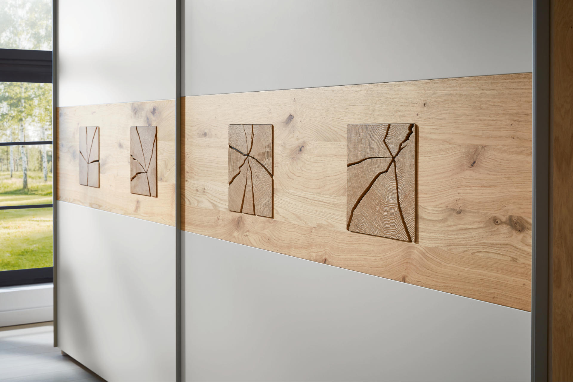 SchwebetÃ¼renschrank mit Holzdetails