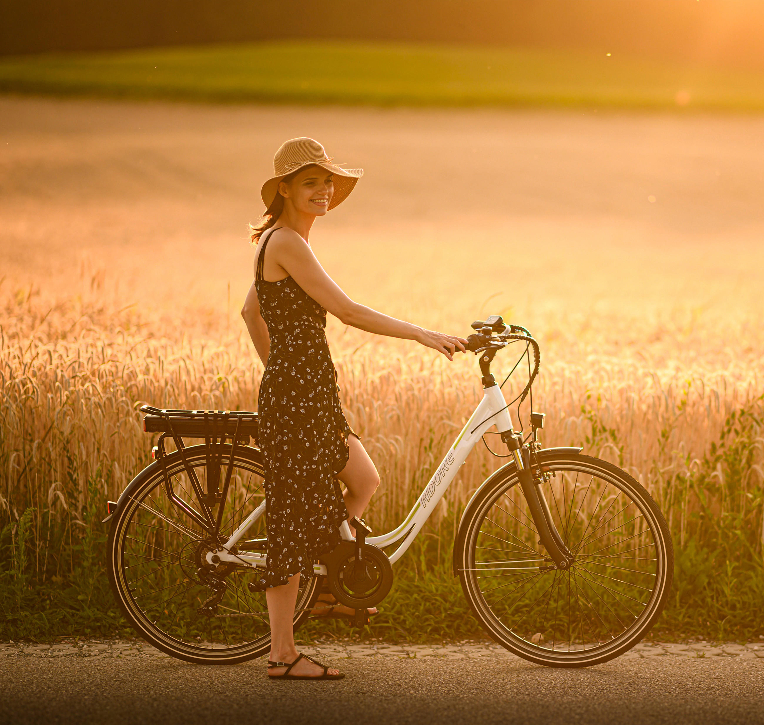 Eine Frau genießt eine Fahrradtour in einem blühenden Feld, ideal für Outdoor-Aktivitäten und Erholung.