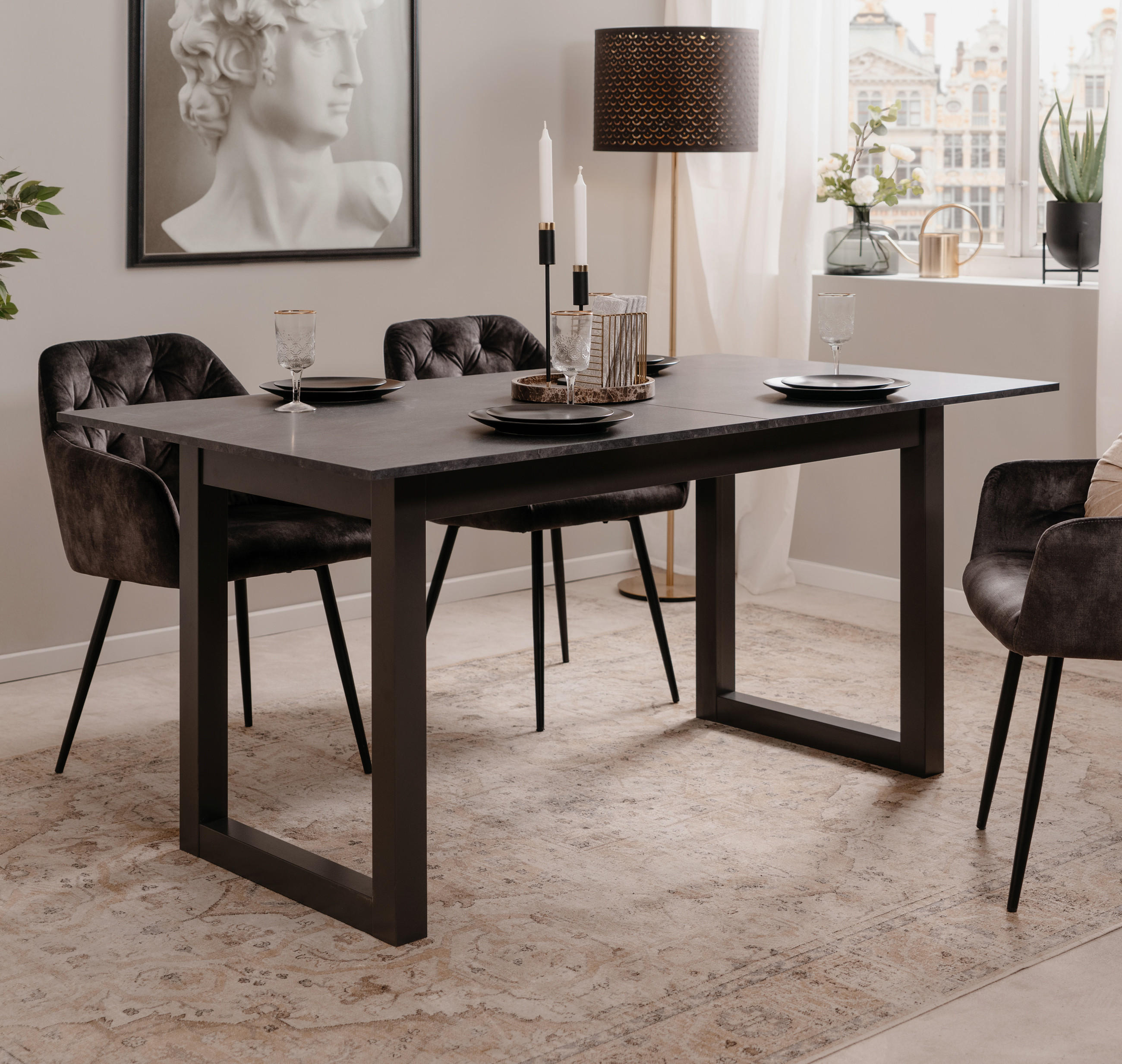 Esstisch und Stühle in schwarz