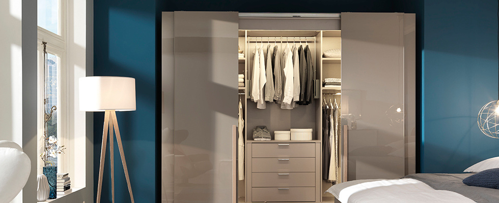 Begehbarer Kleiderschrank Trüffelfarben