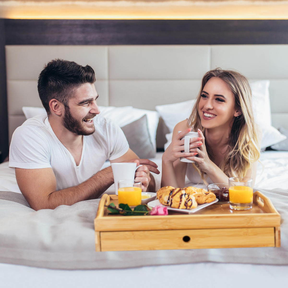 SERVIERTABLETT - Hellbraun, Holz/Holzwerkstoff (43/10/31cm) - Relaxdays