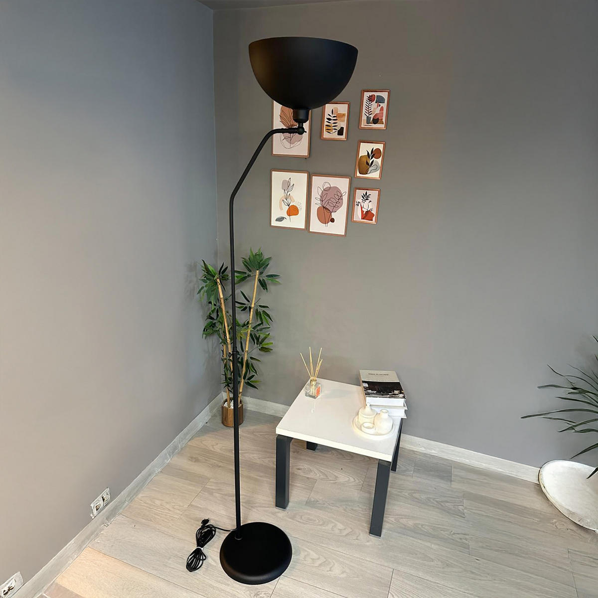 STEHLAMPE Helvik aus Metall mit E27, verstellbarer Lampenschirm - Schwarz, Metall (37/37/170cm) - Bamyum