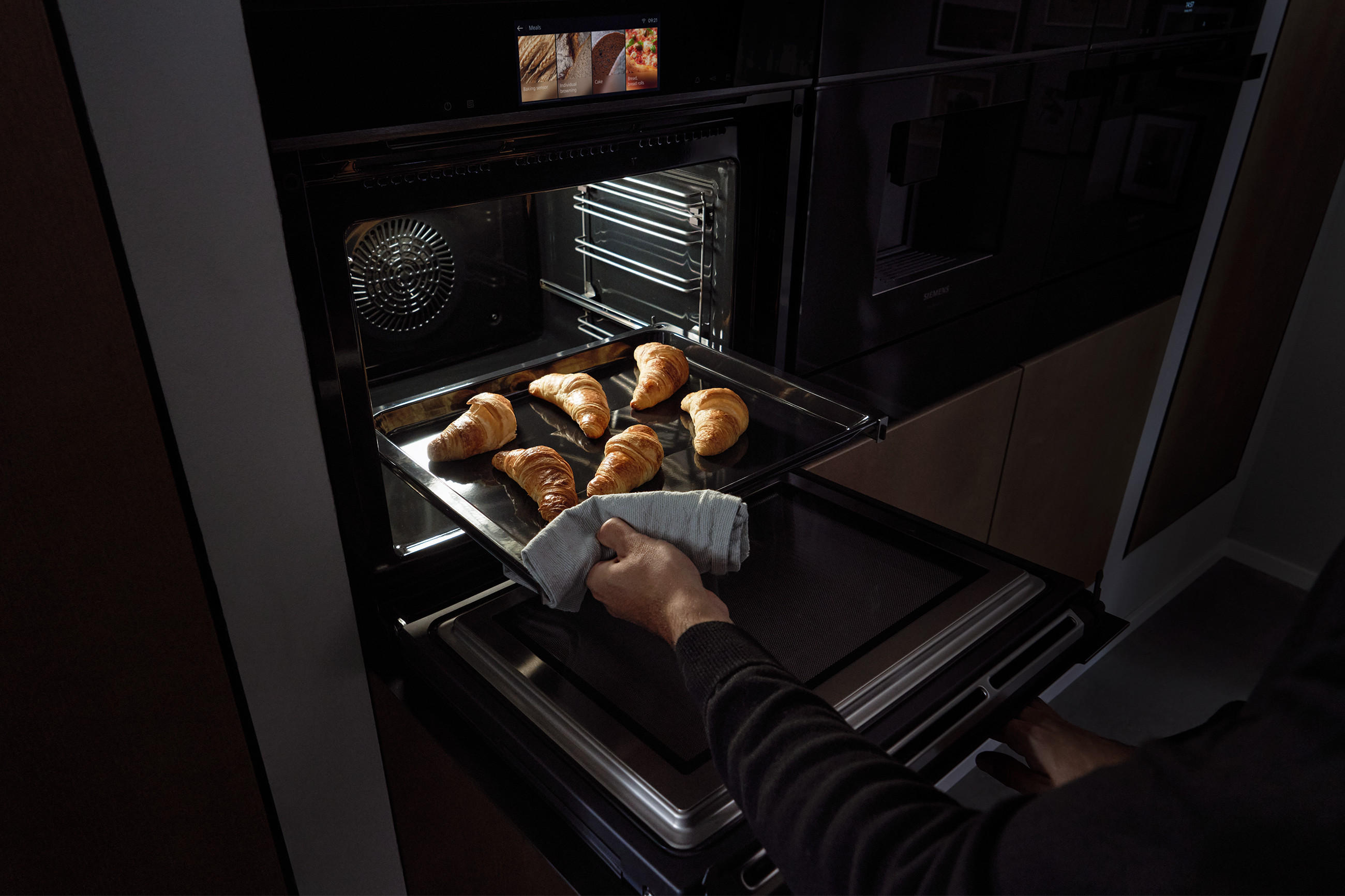 Der iQ700 Backofen von Siemens Hausgeräte erkennt Gerichte mithilfe von Künstlicher Intelligenz
