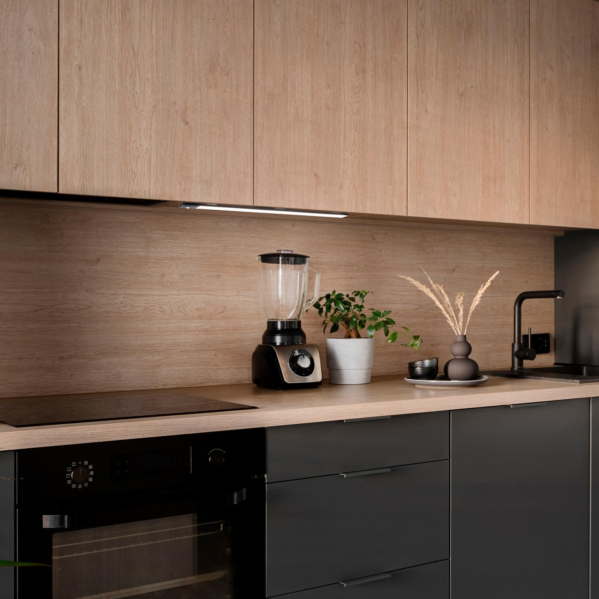 LED-WANDLEUCHTE Kaus Black, USB wiederaufladbar, mit Bewegungssensor, L400mm, Kunststoff und Aluminium, Schwarzer Metallic-Lack - Schwarz, Kunststoff (4.1/2/40cm) - EMUCA