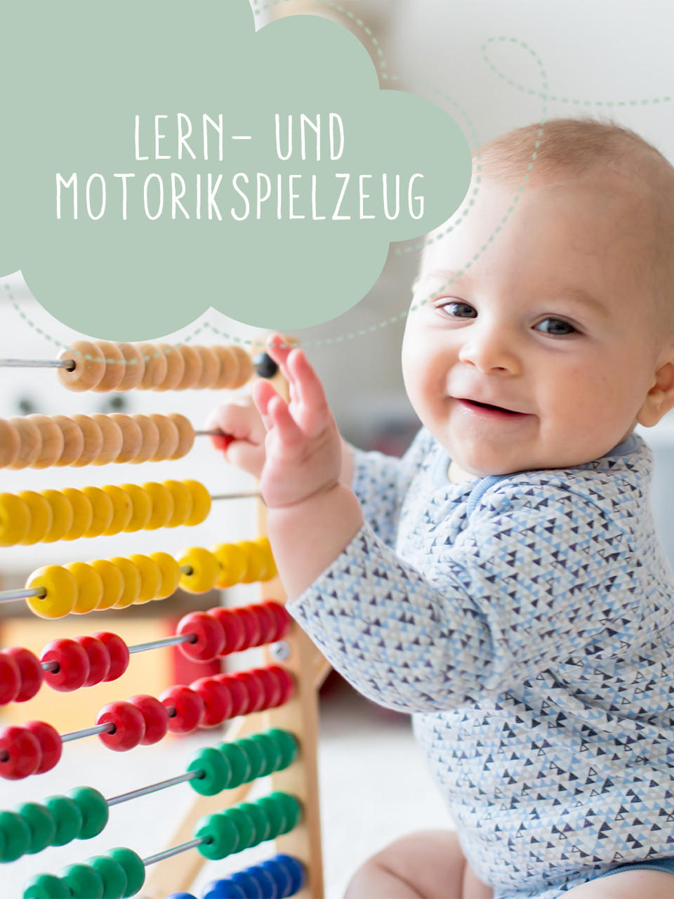 Kind spielt mit Holzspielzeug