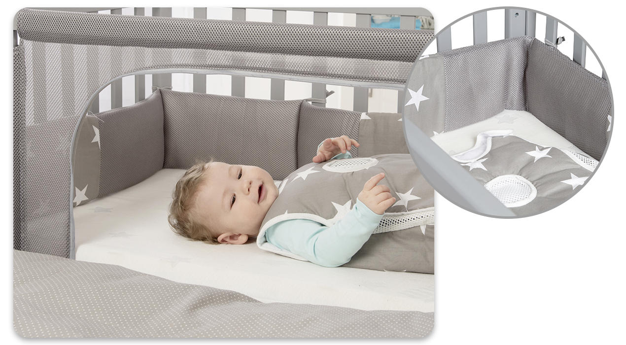 baby im grauen Babybett