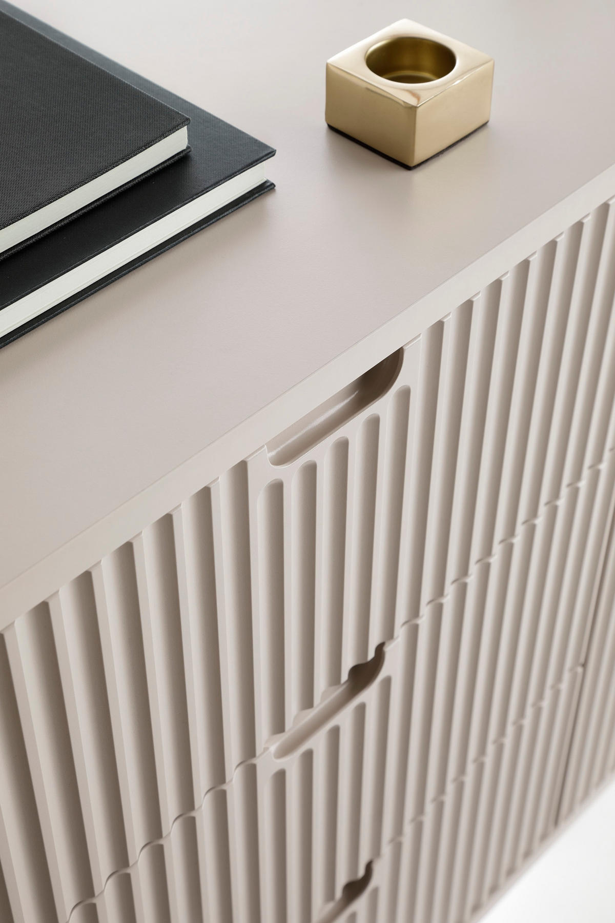 SIDEBOARD Salvia 2T 3S Beige, Gold 168/87/39 cm – mit geriffelten Fronten und hohen Beinen - Beige/Goldfarben, Holzwerkstoff/Metall (168/87/39cm) - AX Living