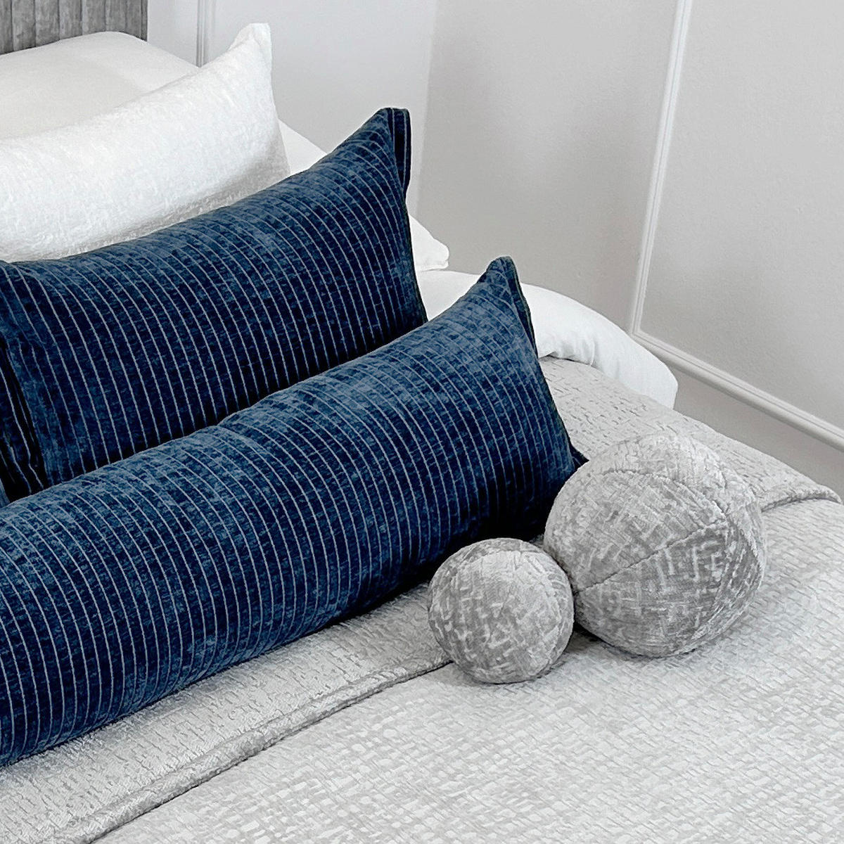 SET AUS ZWEI ZIERKISSEN Happy Pill Grau 13/30 cm - Grau, Textil (30/30cm) - Maison de Reve