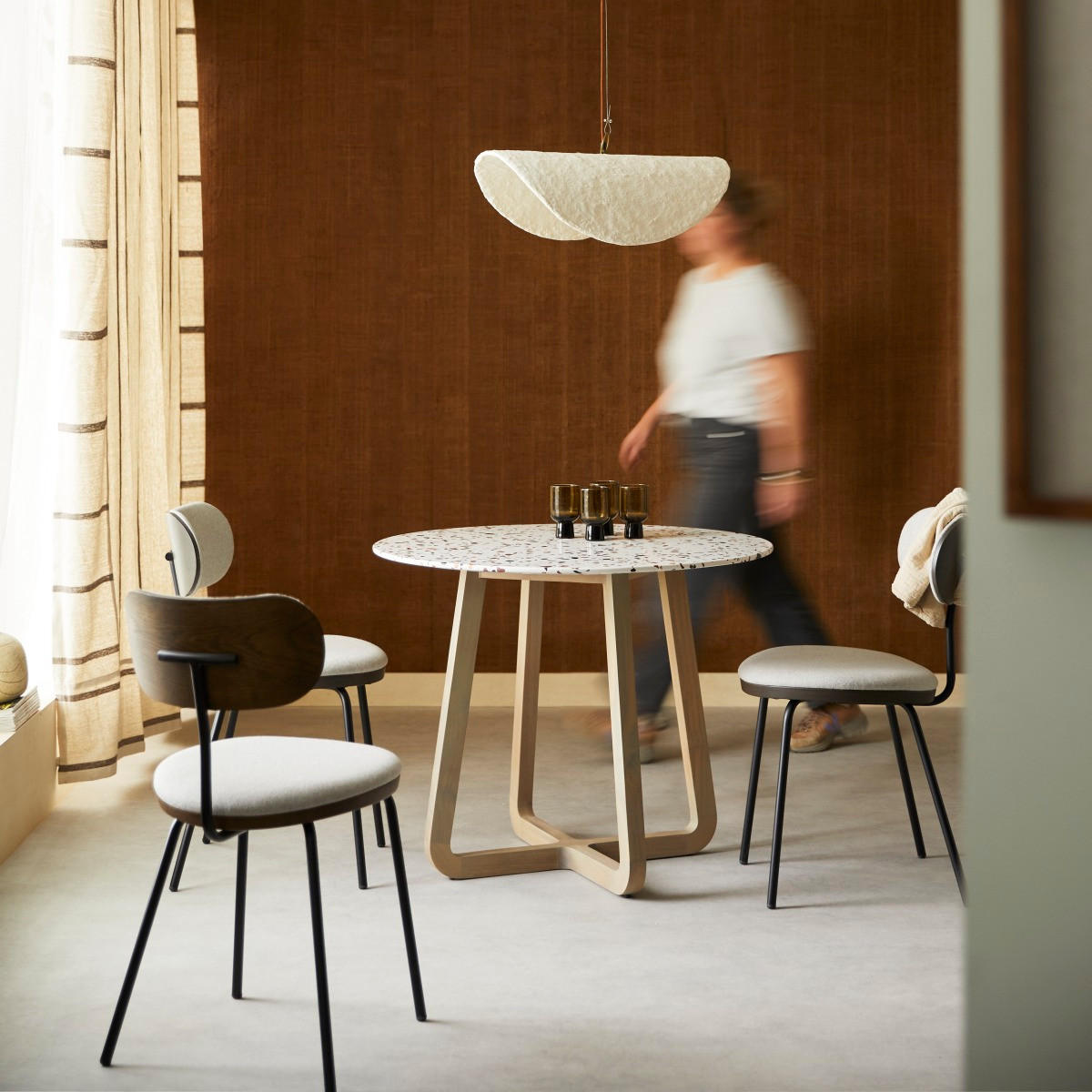 TISCH Elio Braun aus Premium-Terrazzo - Braun, Stein (90/90/72cm) - Tikamoon