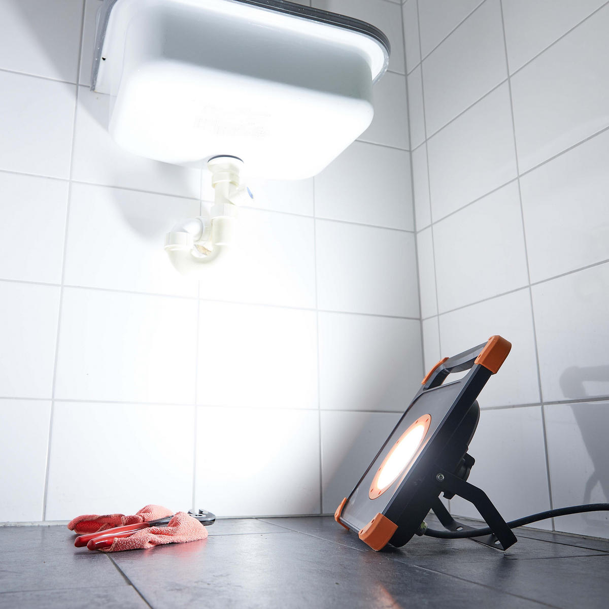 LED-BAUSTRAHLER - 50W mit stabilem Standgestell und 2 Steckdosen für handwerkliche Tätigkeiten, 5m Kabel, 2er-Set - Weiß, Metall (7.5/25.8/32.5cm) - Northpoint