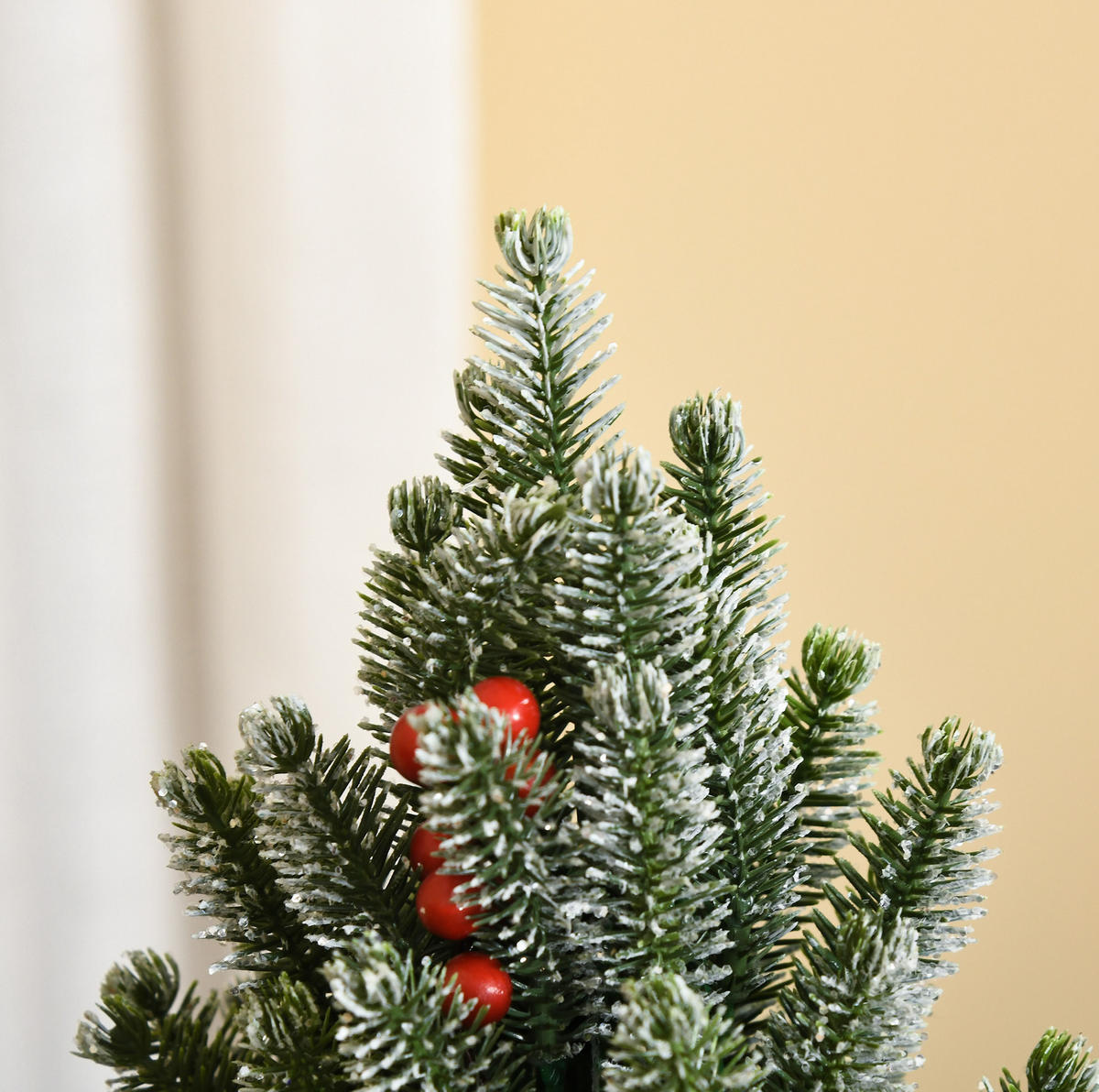 WEIHNACHTSBÄUME 27/27/47 cm grün aus Kunststoff mit Schneeoptik, Beeren und Zapfen - Grün, Kunststoff (47cm) - OKWISH