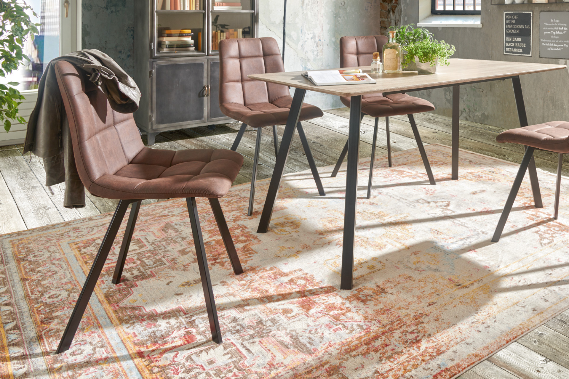 braune Lederstühle im Esszimmer