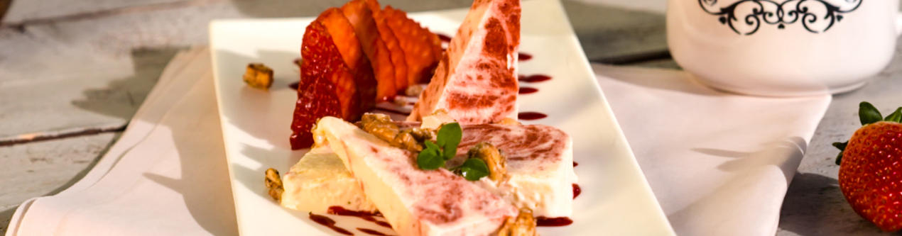 XXXLecker-Erdbeerparfait-mit-karamellisierten-Nuessen