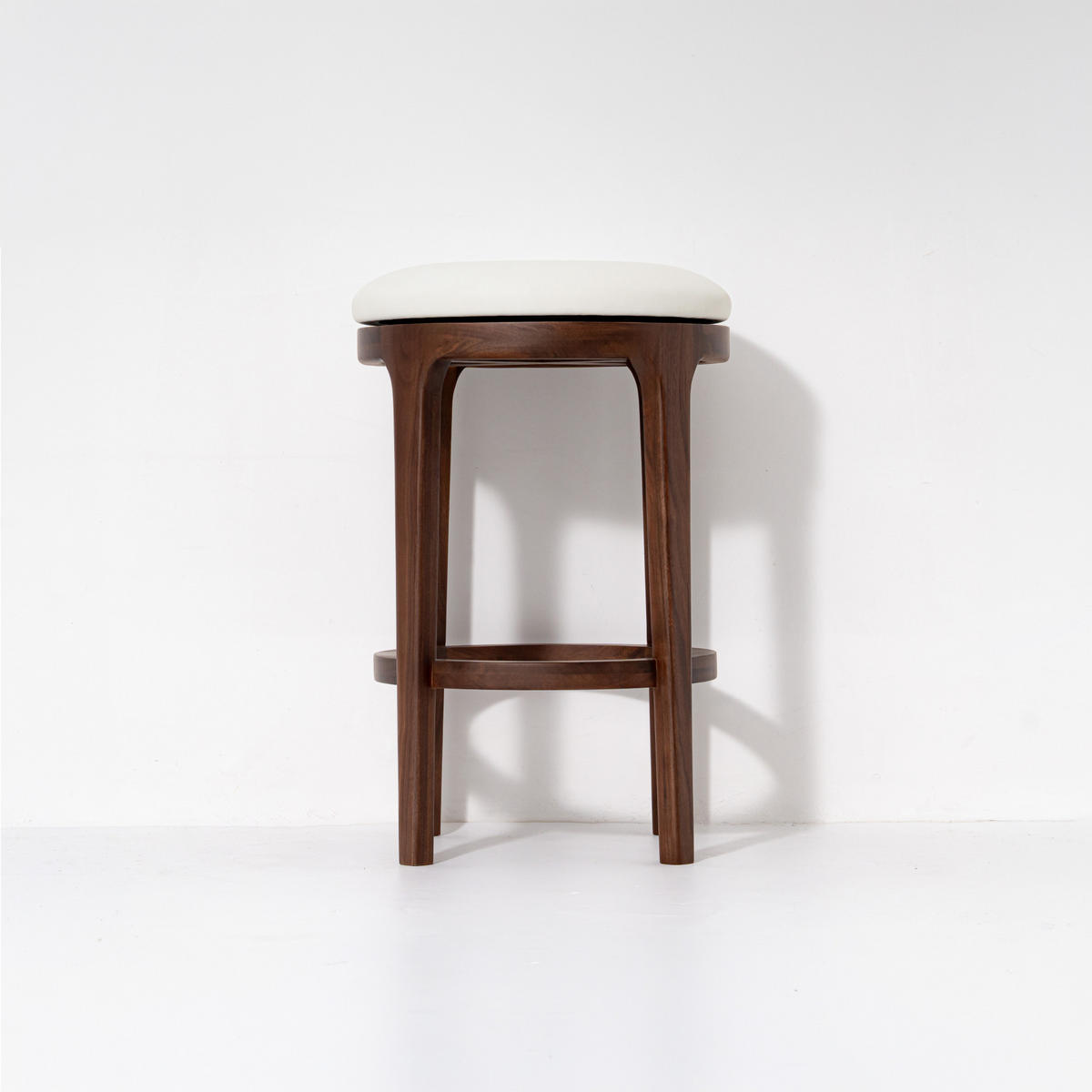 BARHOCKER Nature, Walnuss, Kunstleder Weiß - Walnussfarben, Holz (43/66/43cm) - WOODEK