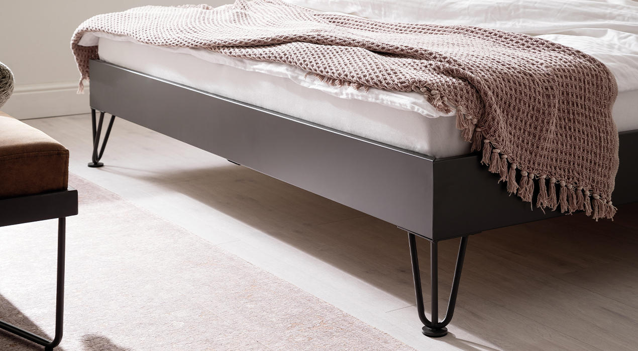 Nahaufnahme Doppelbett mit Haarnadelfüßen