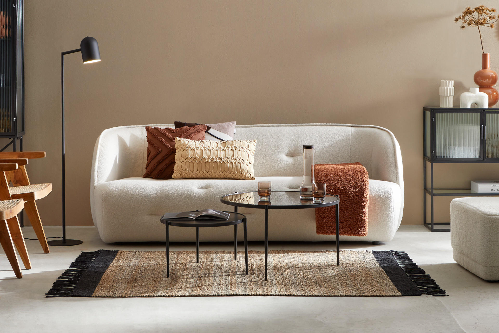Vardagsrum med beige soffa