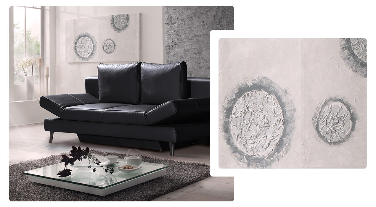 Ölgemälde im Wohnzimmer, abstraktes Bild hinter dunklem Ledersofa