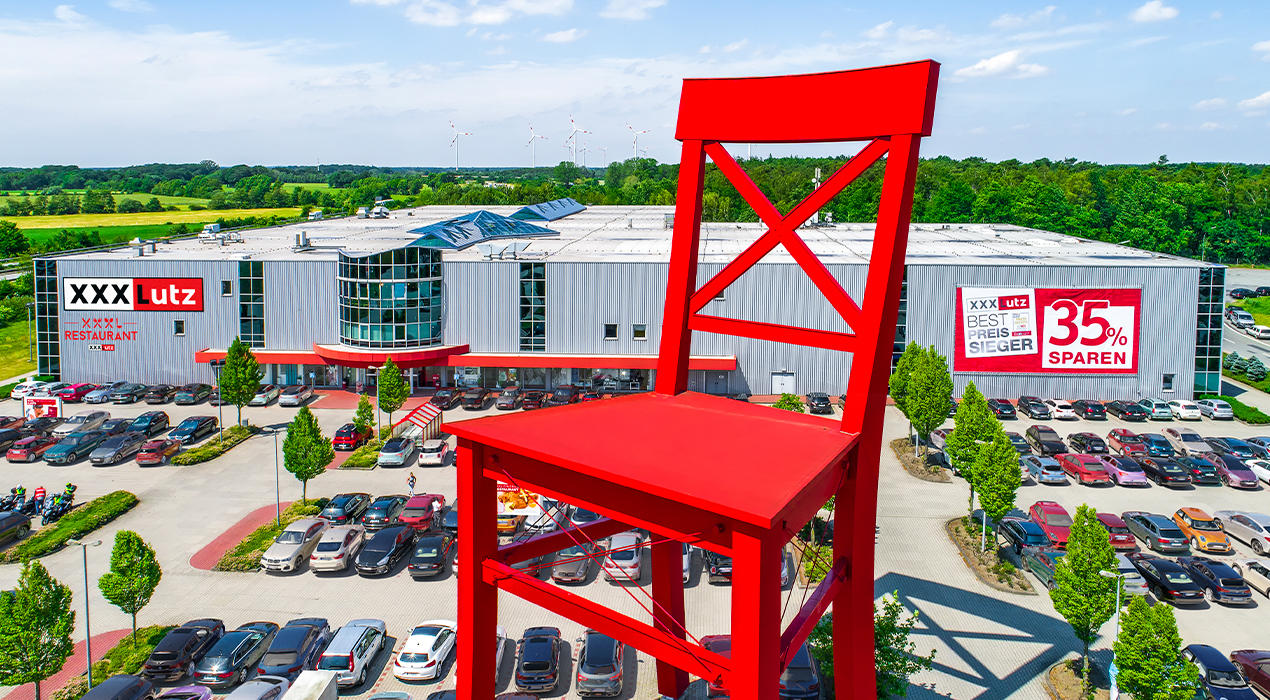 Außenansicht der XXXLutz Filiale in Salzbergen mit großem XXXLutz Logo