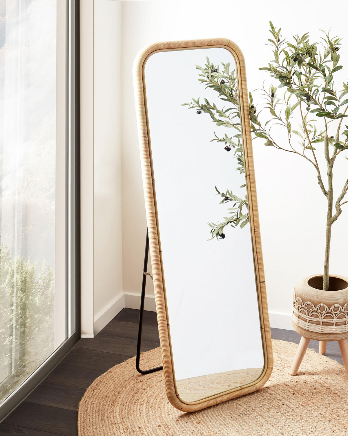OGLINDĂ PE SUPORT 150 cm ratan culoare naturală Malange - culoare naturală/negru, materiale naturale (50/150/3cm) - Beliani