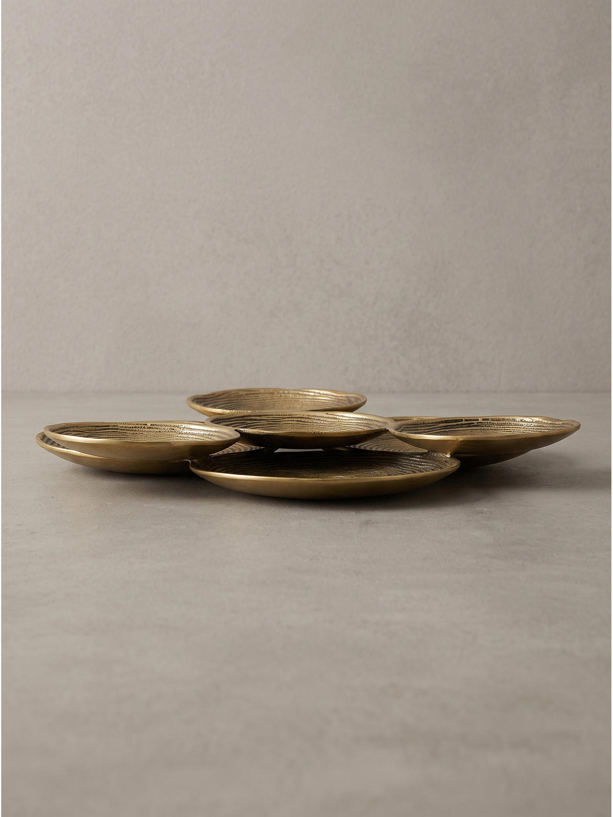 DEKOSCHALE CARMONA, Aluminium, handgefertigt, Gold, Ø 44 x 4 cm - Goldfarben, Metall (44/4cm) - KADIMA DESIGN