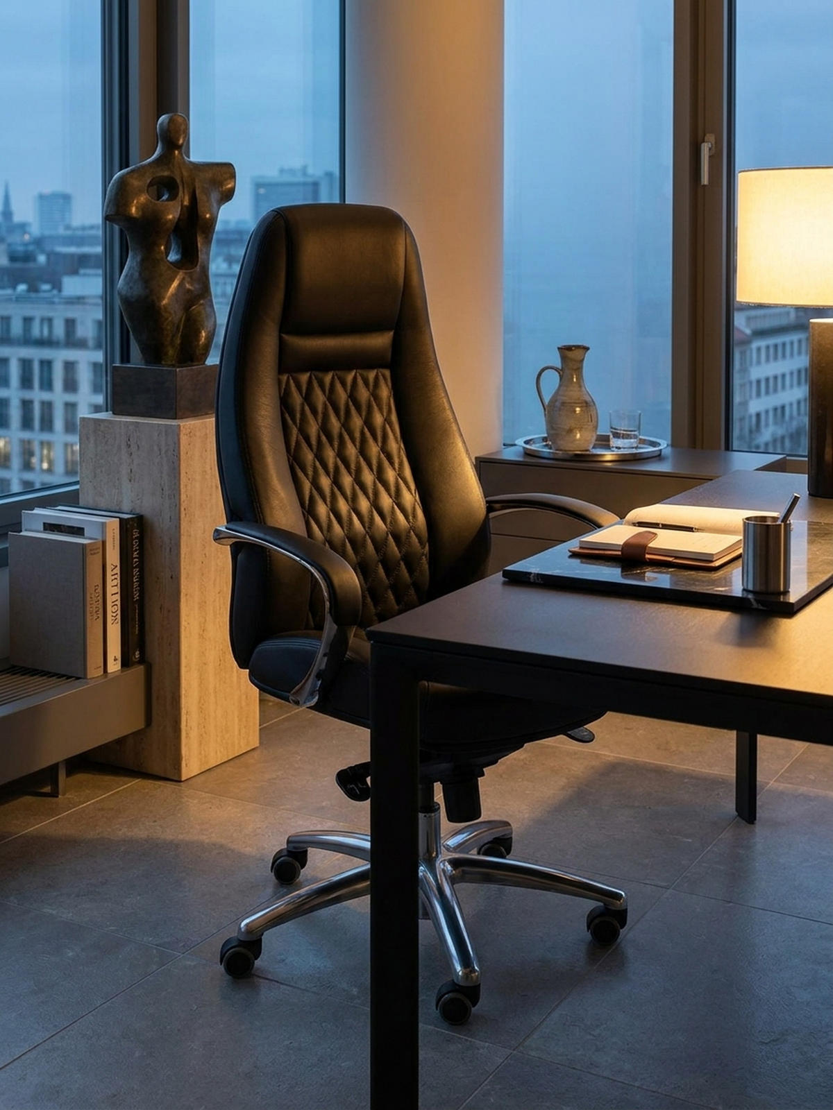 CHEFSESSEL Echtleder mit Aluminiumfußkreuz und ergonomischer Sitzform MADRID, Schwarz 70x68x130 cm - Silberfarben/Schwarz, Leder/Metall (70/130/68cm) - KADIMA DESIGN