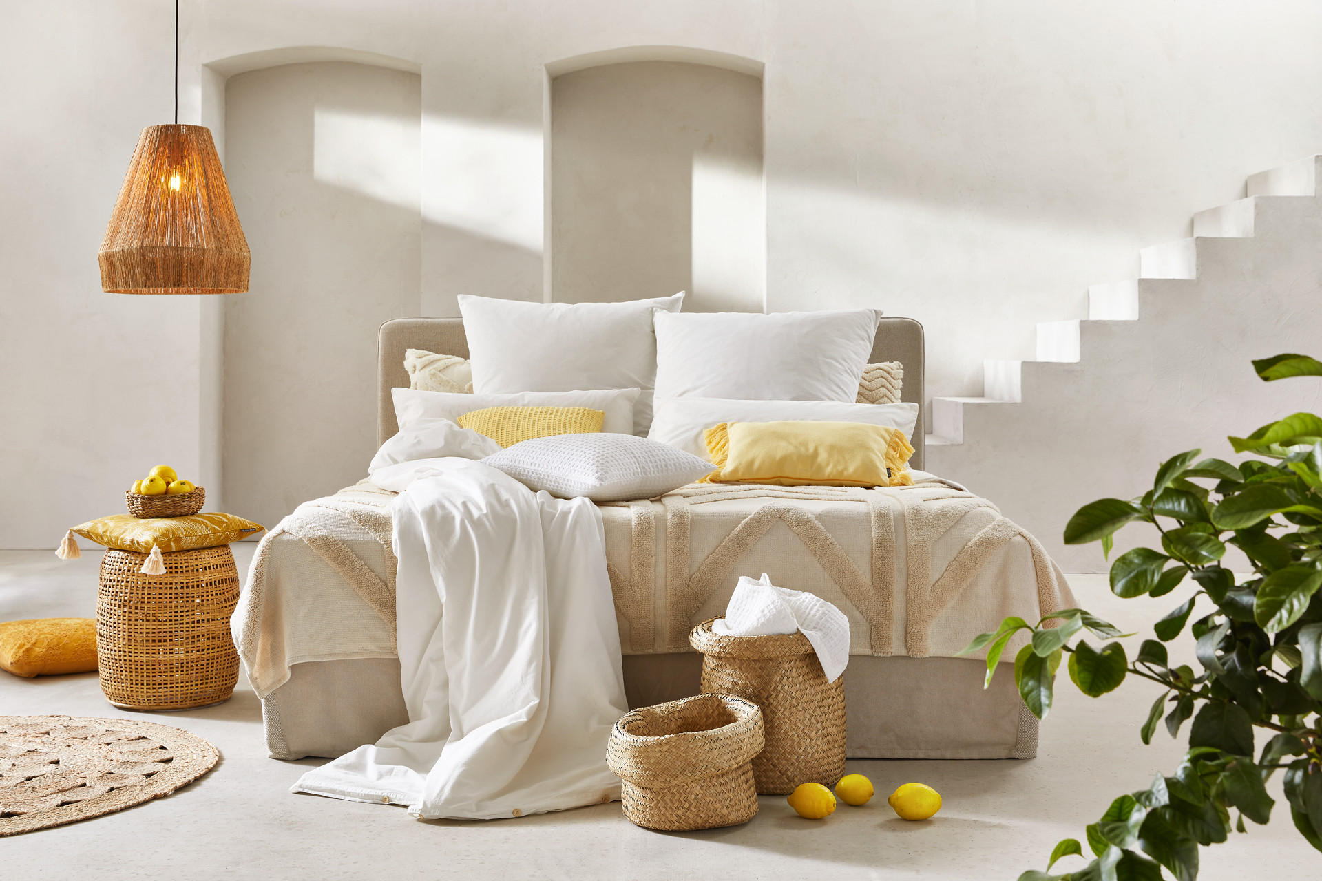 Boxspringbett mit sommerlicher Bettwäsche
