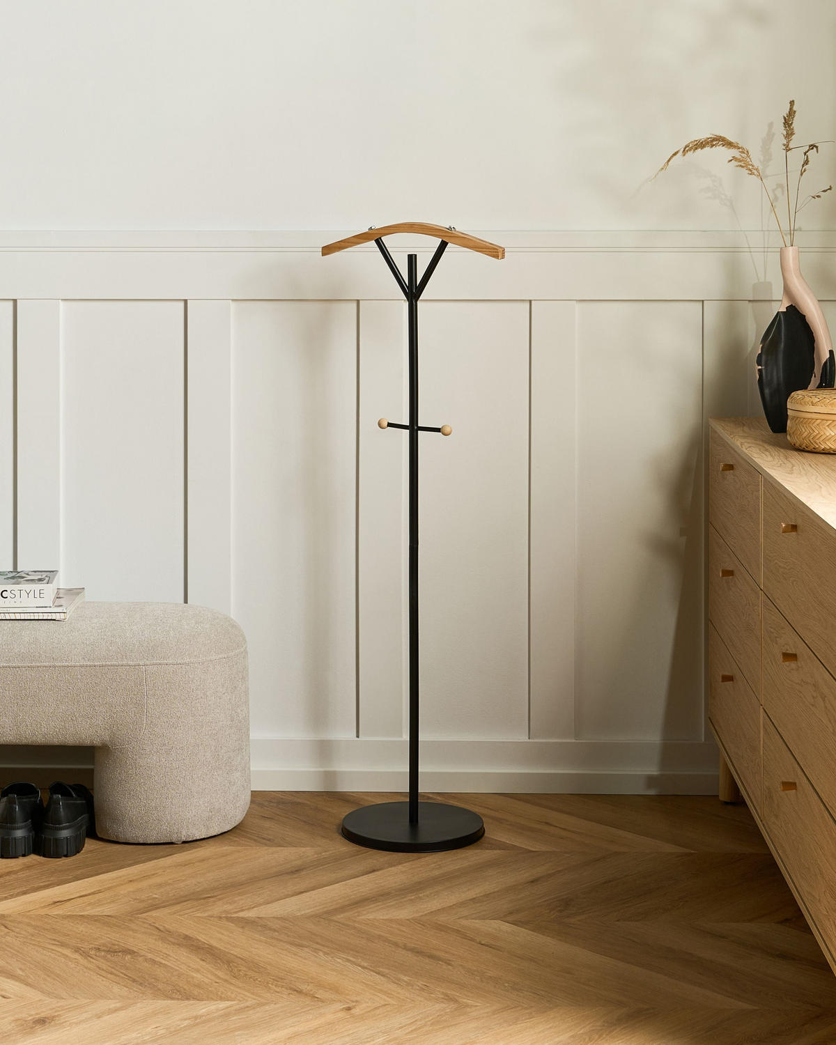VĚŠÁK NA OBLEČENÍ Černý Thompson - světle hnědá, kov (40/130/30cm) - Beliani