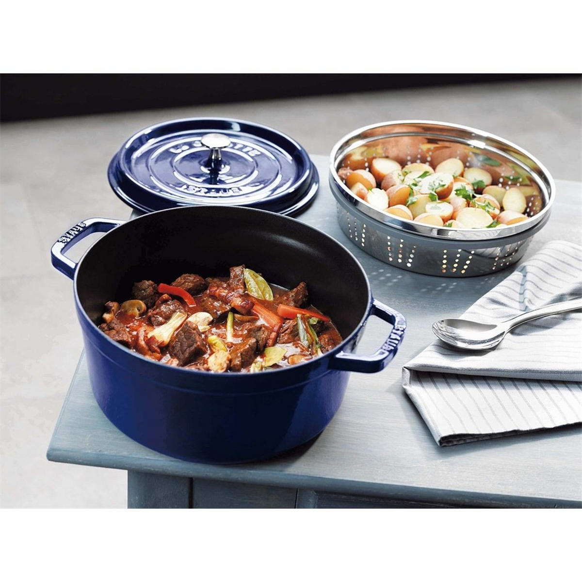 LA Cocotte Gusseisentopf 2,2 l NPC405102640 - Dunkelblau, Metall (20cm) - Staub