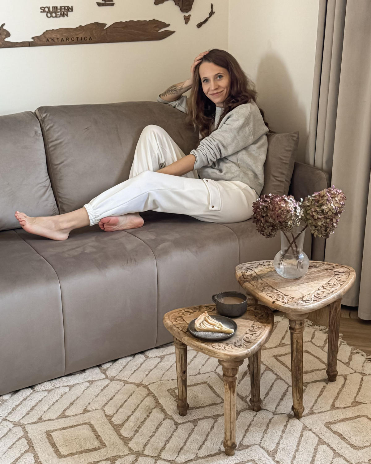 ROZKLÁDACÍ POHOVKA 3-místná Sametová látka Taupe Egge - šedohnědá, textil (220/88/93cm) - Beliani