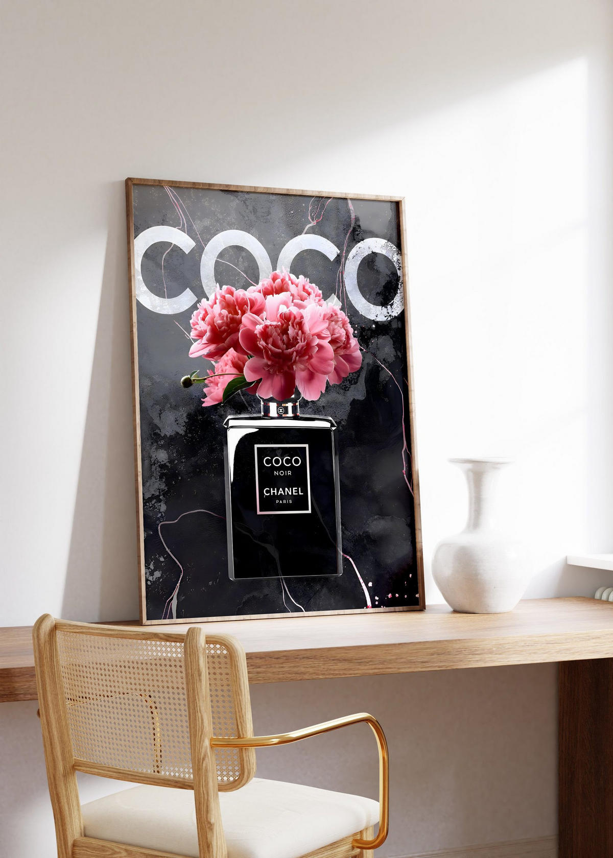 POSTER Coco Noir – Elegantes Parfüm-Flakon mit Pfingstrosen - ohne Rahmen - Schwarz/Rosa, Naturmaterialien (50/70/0.1cm) - Justgoodmood