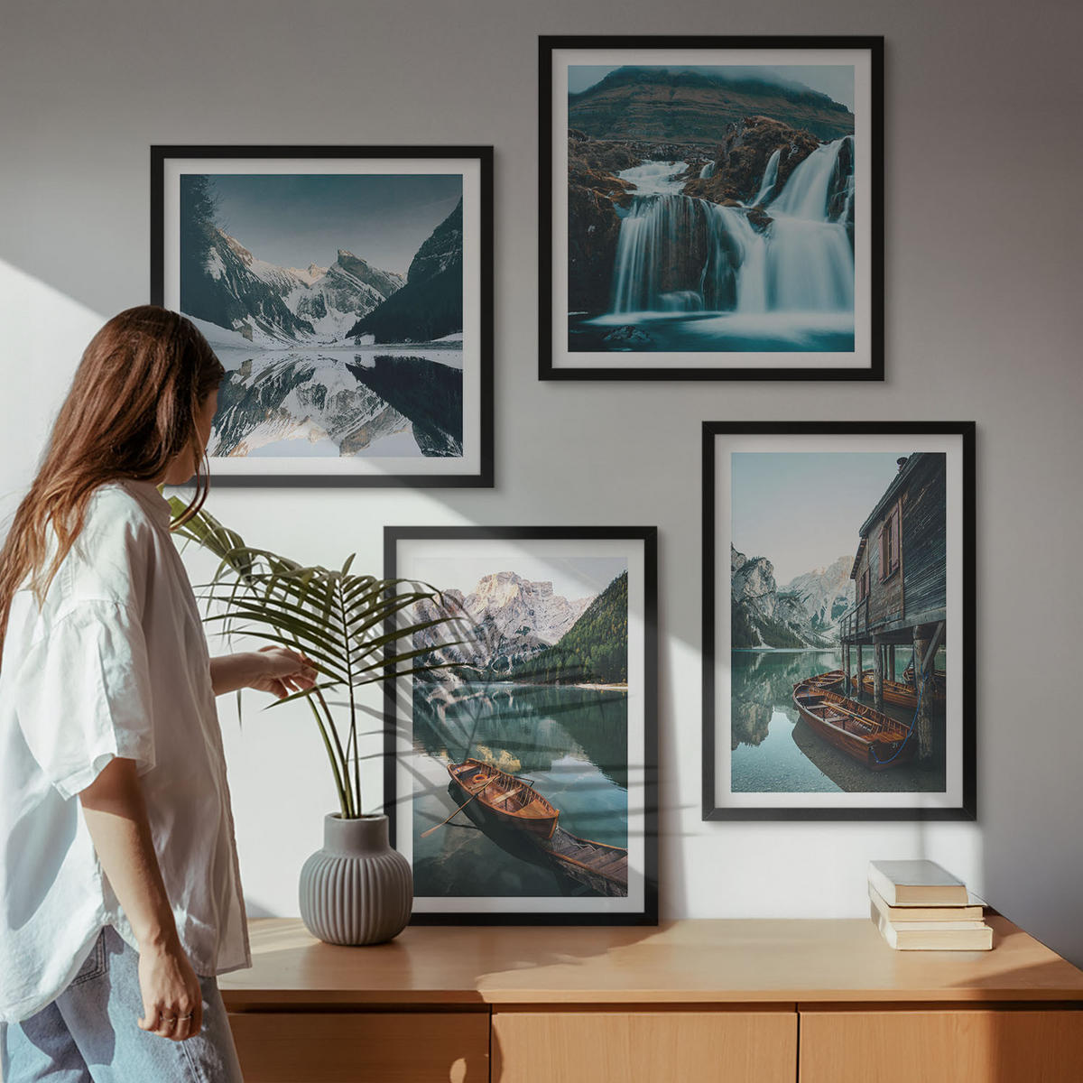 BILDER SET 4er Set - 50x50 cm & 40x60 cm Schwarzer Rahmen - Spiegelung der Boote auf Bergseen - Schwarz, Kunststoff (50/50cm) - TULUP