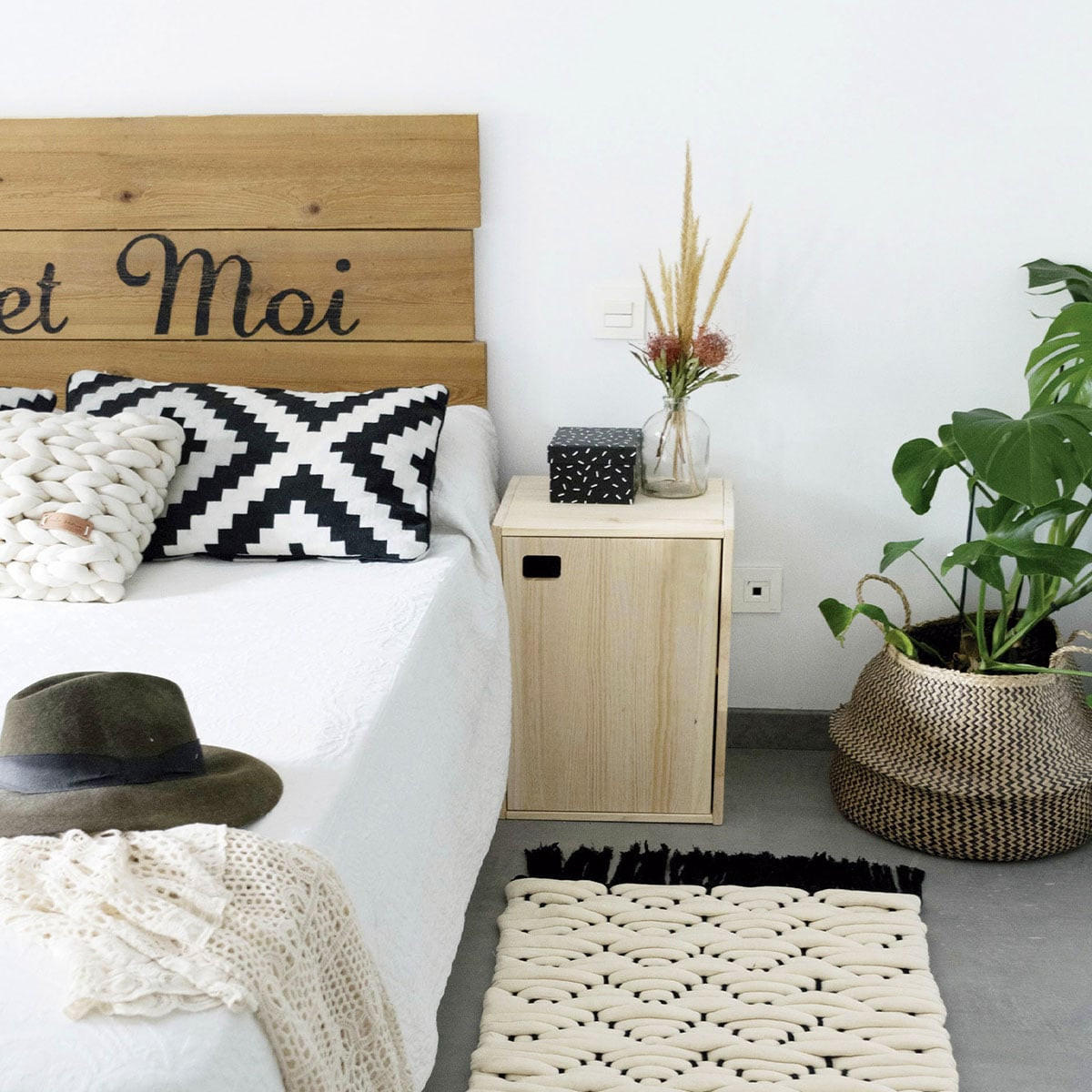 KOMMODE aus massiver Kiefer mit einer Tür und einem höhenverstellbaren Einlegeboden - L37 x H53,5 cm - Eschefarben, Holzwerkstoff (37.3/53.5/36cm) - Calicosy