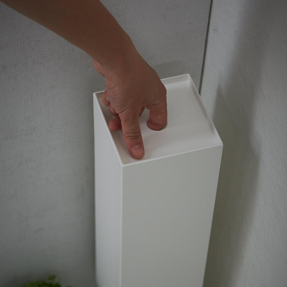 YAMAZAKI Tower 7850 Toilettenpapierhalter in Weiß – Stilvolle und praktische Aufbewahrung - Weiß, Metall (11.5/38.5/11.5cm) - Yamazaki