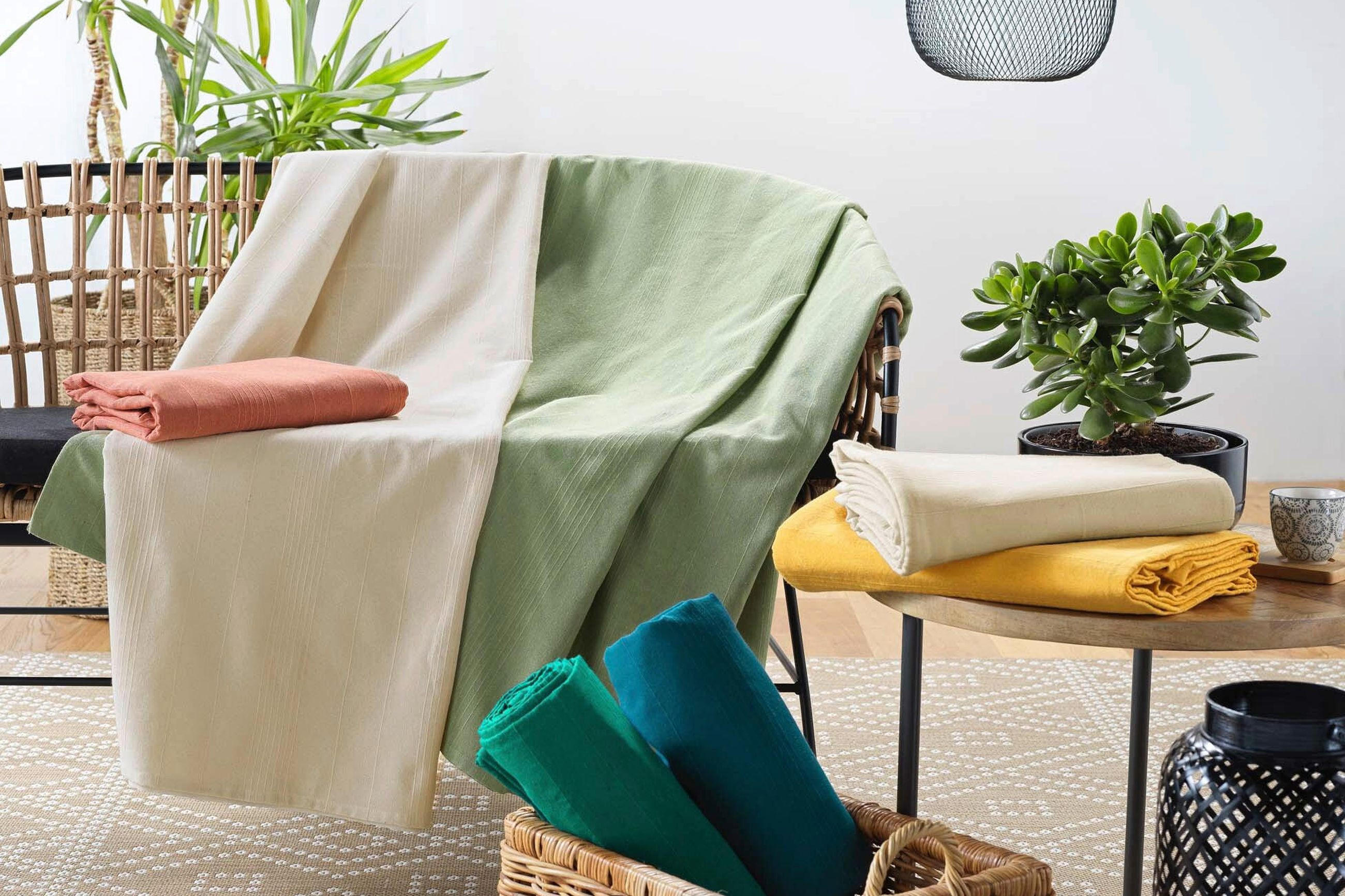 Prekrivač za krevet zemljanih boja