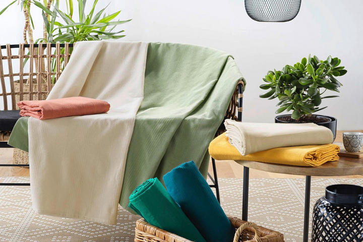 Prekrivač za krevet zemljanih boja