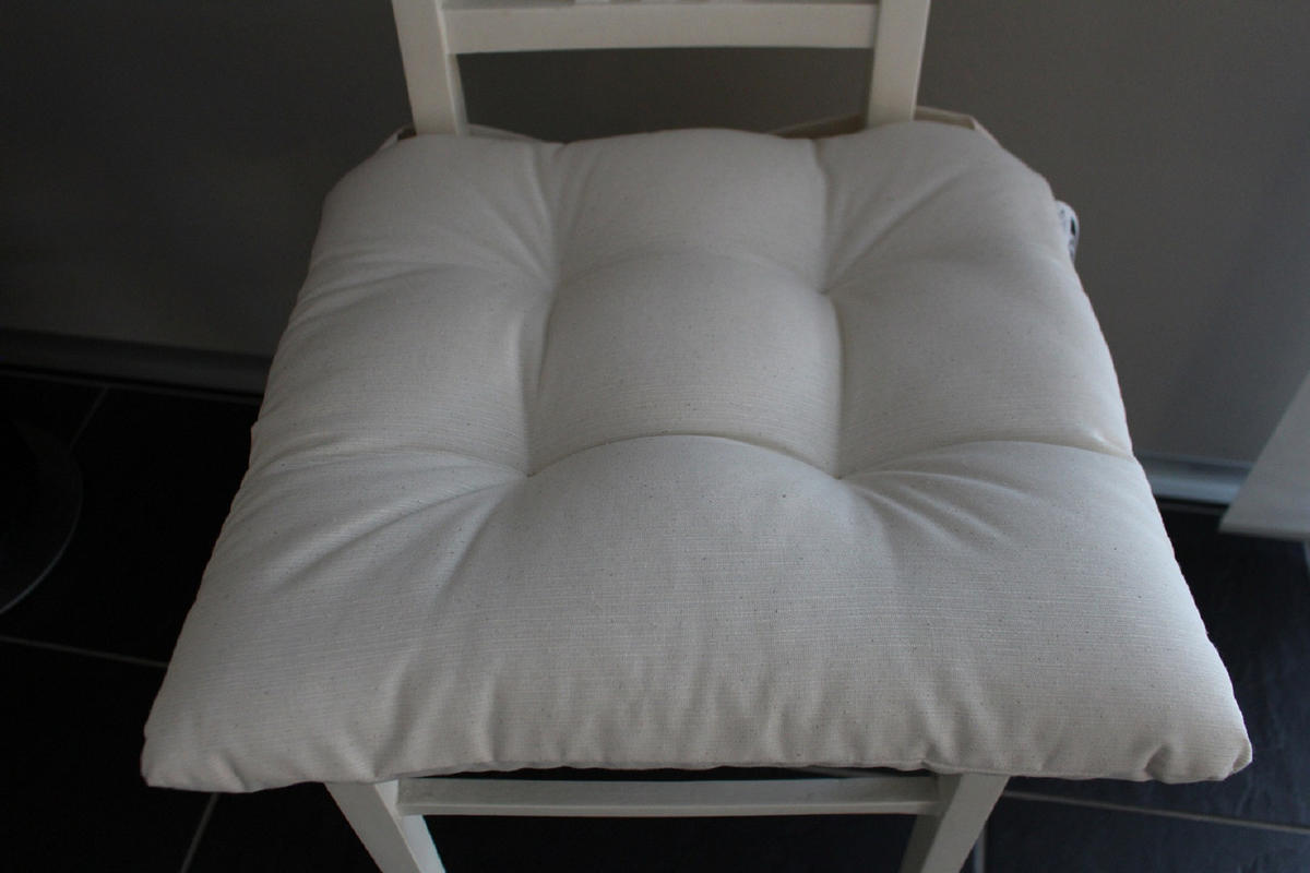 STUHLKISSEN mit Schleifenband - Creme, Textil (46/42/7cm) - Bonvionn