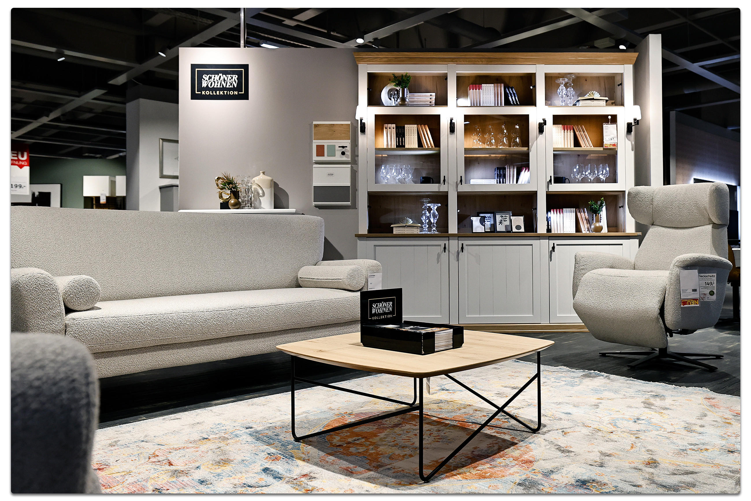  Gemütliches Wohnzimmer mit Sofa, Tisch und Regal im XXXLutz in Essen.