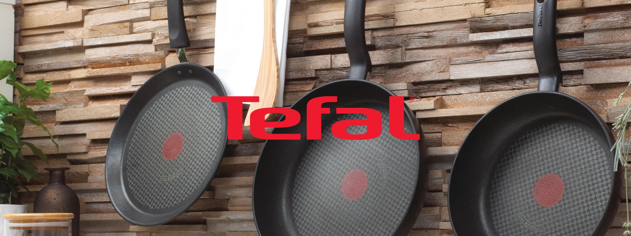 Tefal kuhinjski pripomočki, vključno s ponvami, lonci in drugimi orodji za kuhanje.