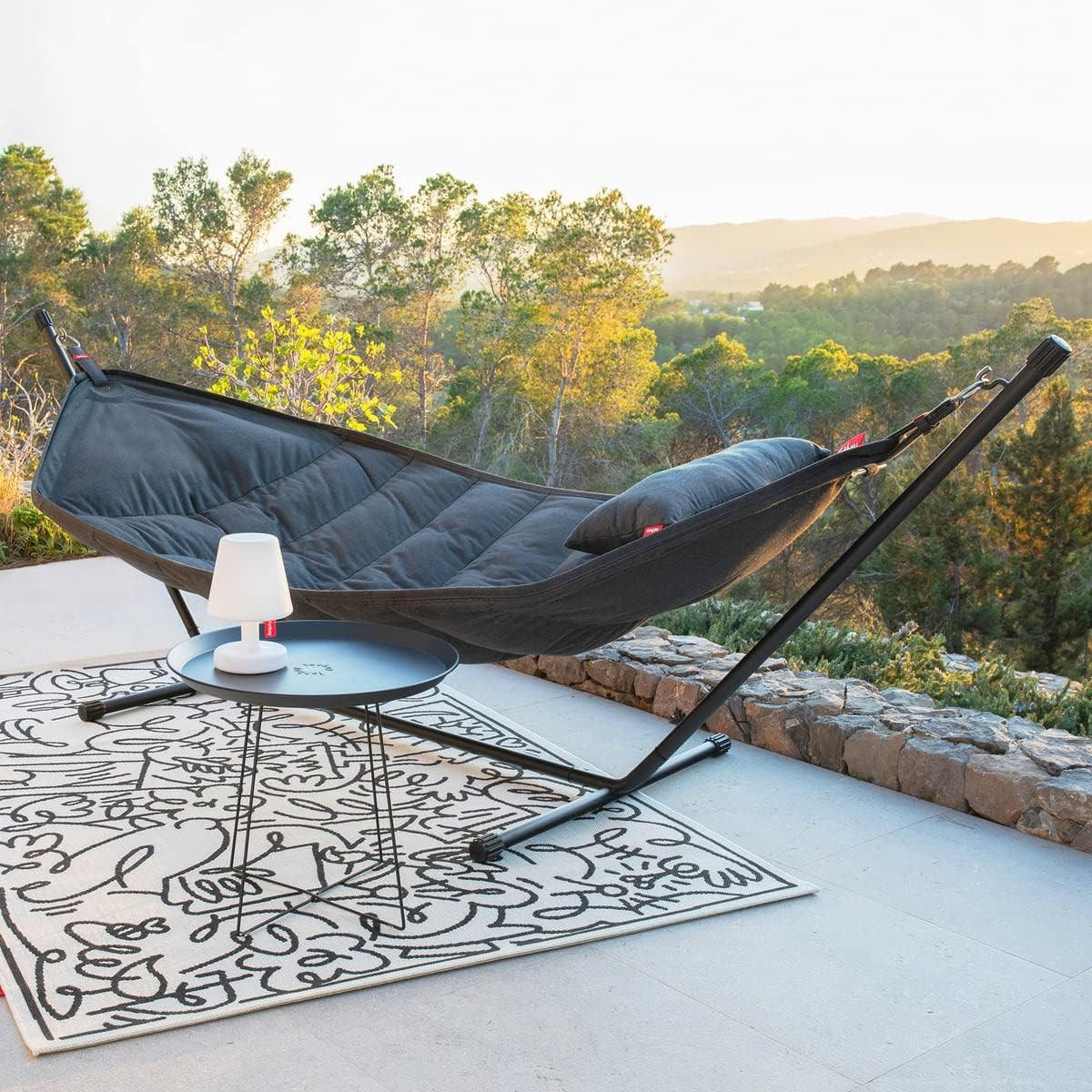 HÄNGEMATTE – Fatboy Headdemock Deluxe Schwarz – Für Zwei, inkl. Gestell, Kissen & Abdeckung, Outdoor, Wasser-, Schmutz- & UV-beständig, 150 kg - Schwarz, Textil (330/110/127cm) - FATBOY