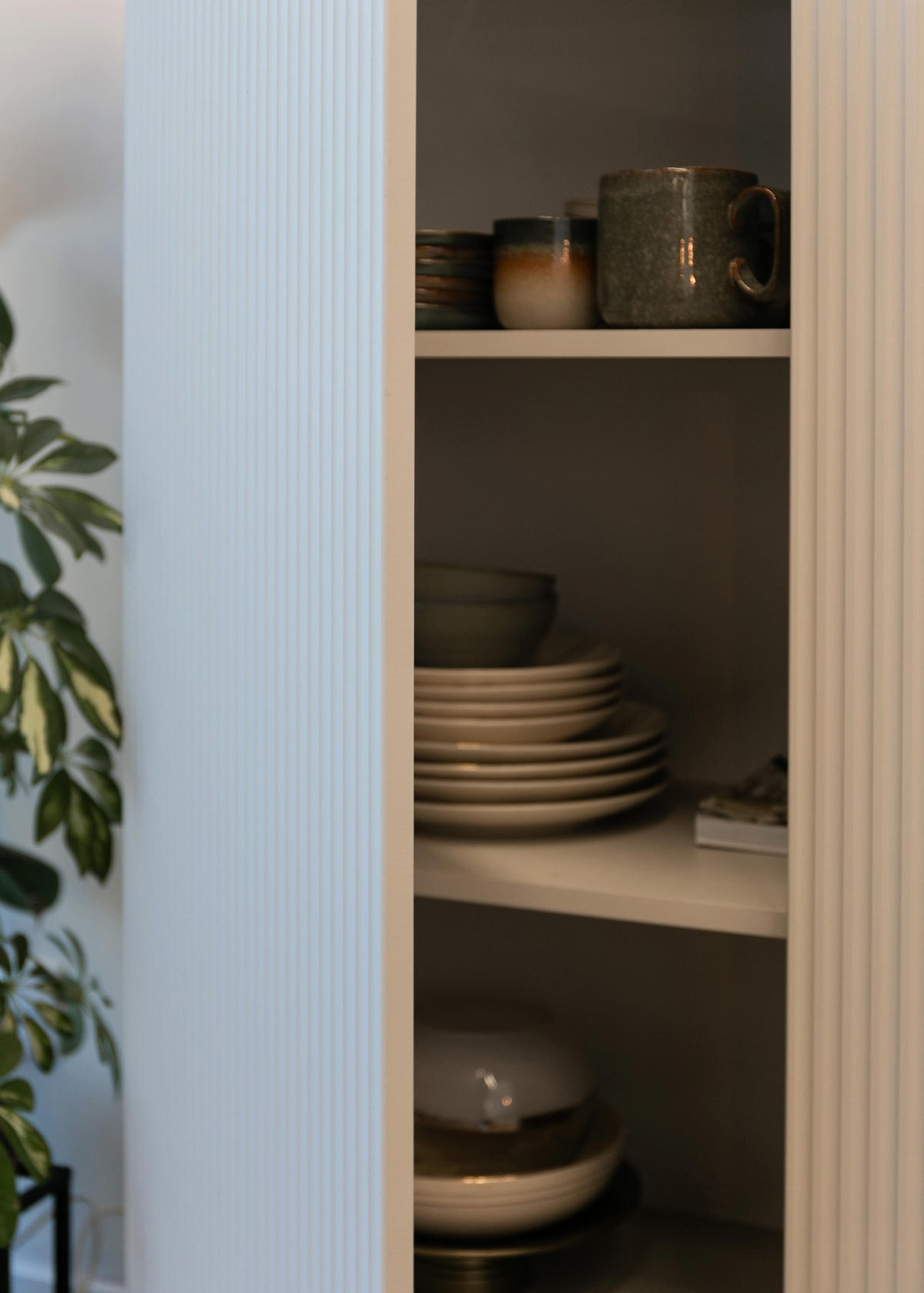 HIGHBOARD 2dverová Veldio sivobéžová so zlatým kovovým rámom 90 cm - zlatá/sivobéžová, kov/kompozitné drevo (90/125/38cm) - Selsey