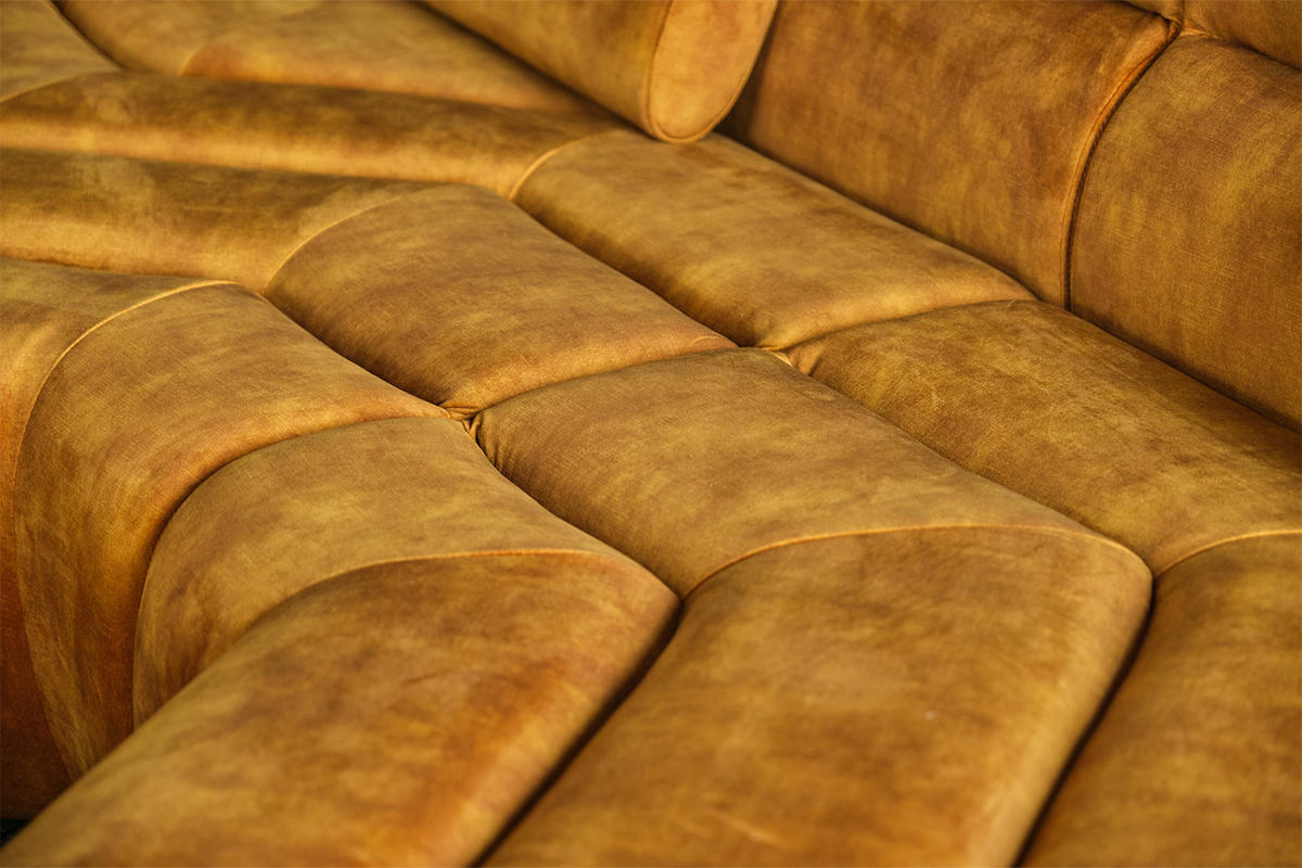 BIG SOFA MIT KISSEN TARA Gold Velvet - Goldfarben, Textil (286/76/143cm) - KAWOLA
