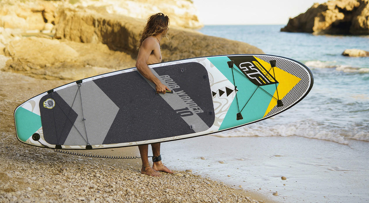 person mit surfboard am strand