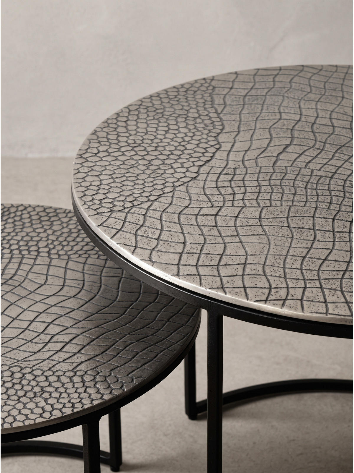 COUCHTISCHE 2er-Set VIENNE, Aluminium, handgefertigt, Silber, Ø 60 x 45 cm - Silberfarben/Schwarz, Metall (60/60/45cm) - KADIMA DESIGN